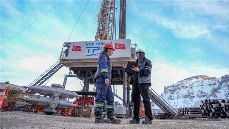 petrol-fiyatlarindaki-gerilemenin-turkiyenin-enerji-faturasini-hafifletecegi-ongoruluyor-SvBRTkds.jpg