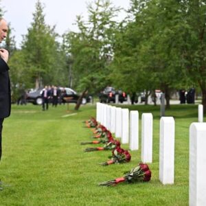 putin trump ile gorusmesinin ardindan alaskadaki sovyet mezarlarini ziyaret etti qVmYKeSz