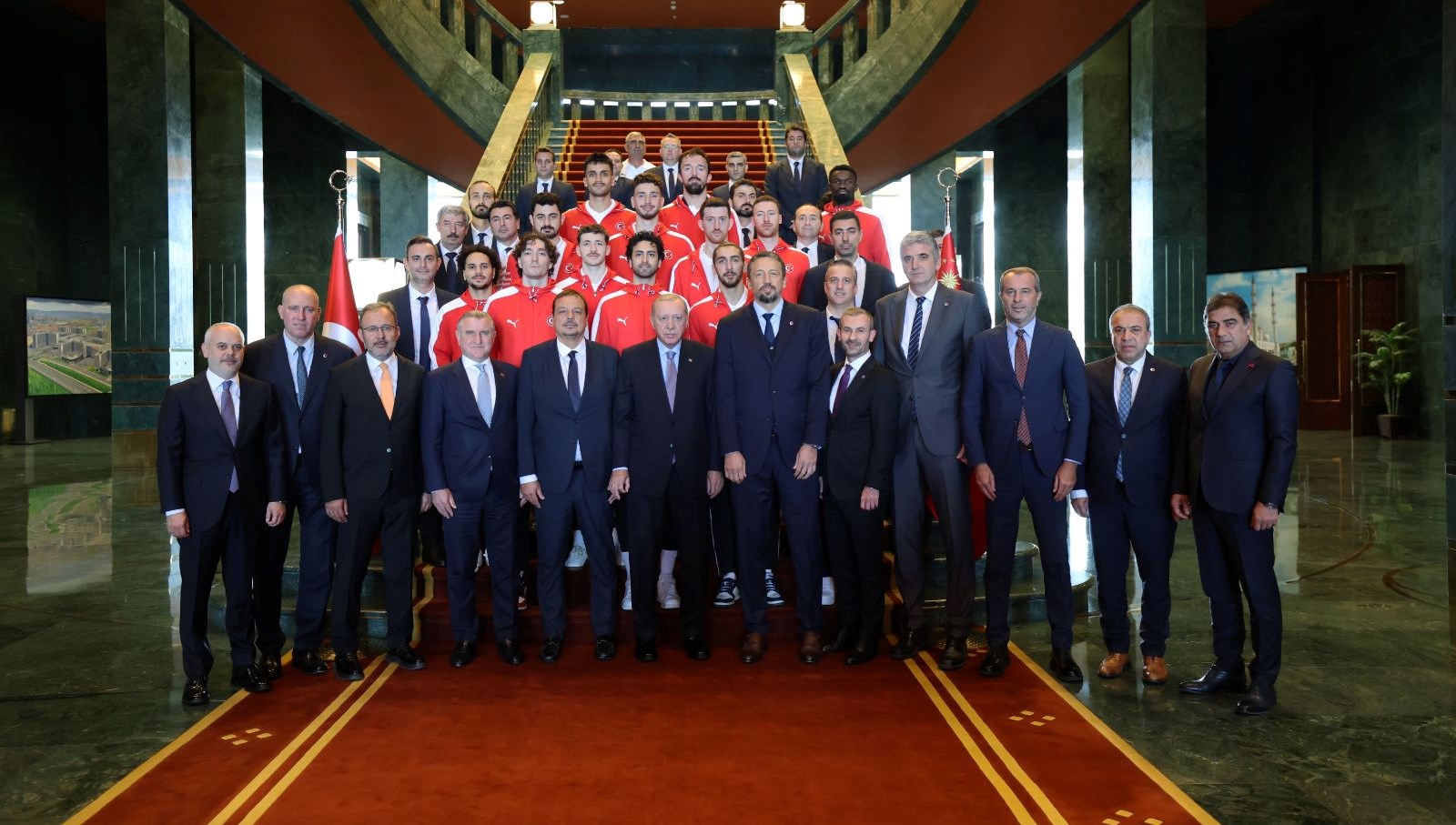 cumhurbaskani erdogan 12 dev adami kabul etti HySHICvI