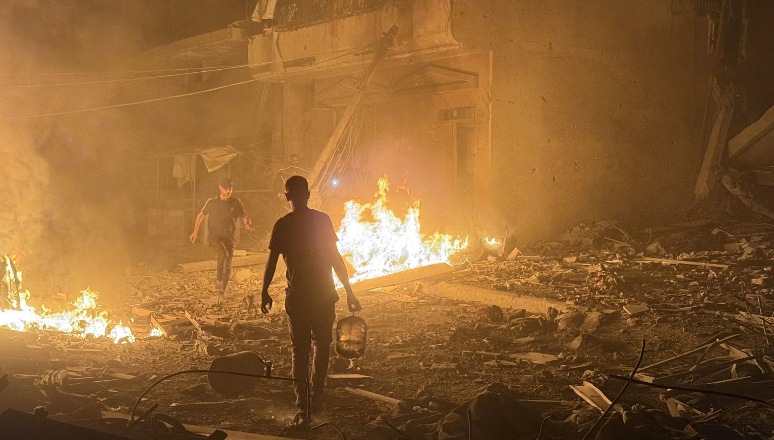 gazzeden kacis suruyor cadirlar bile cok goruluyor QYDylNzk