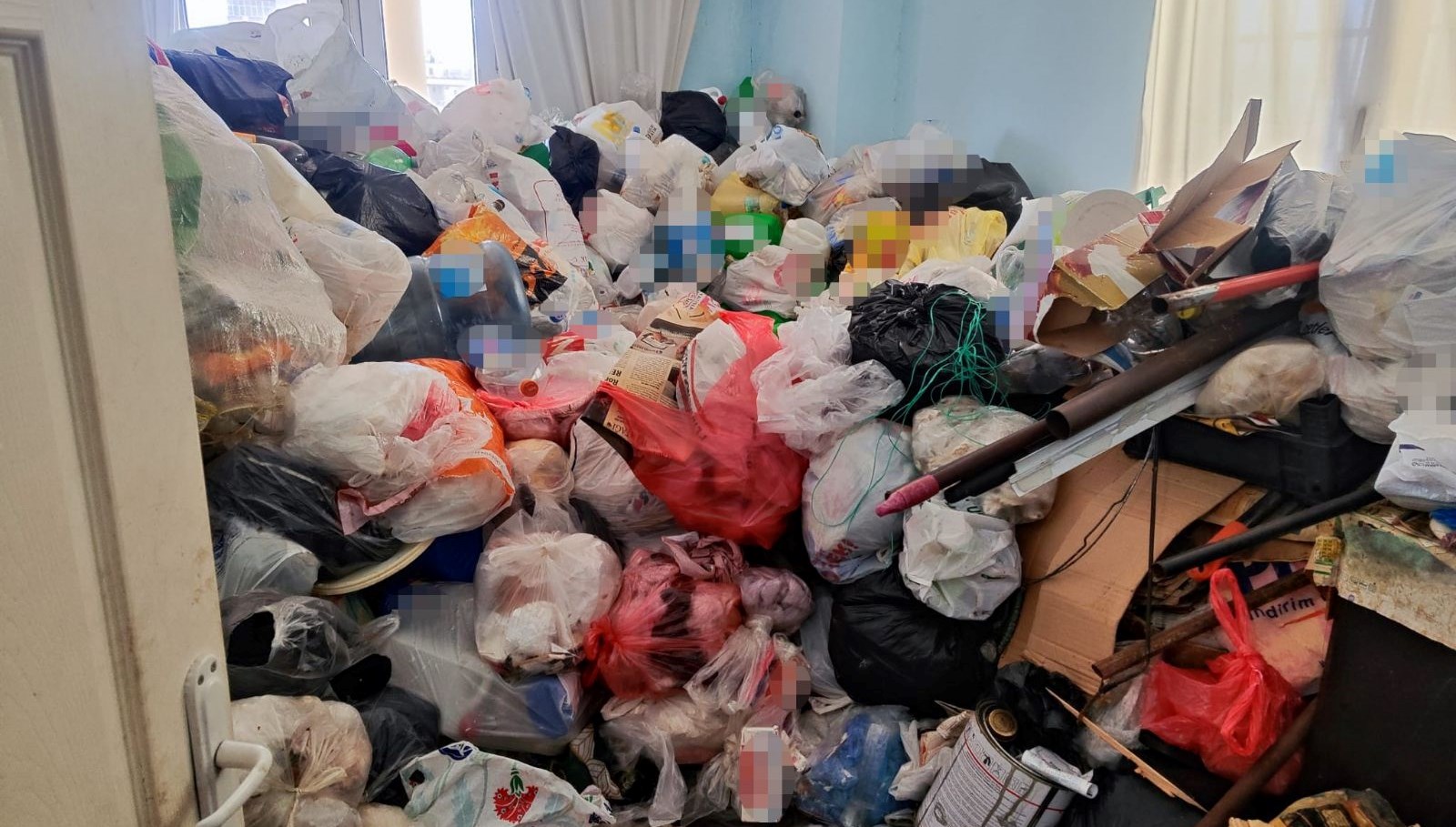 komsular kotu kokuya dayamadi evden iki kamyon cop cikti CXZCvQu6