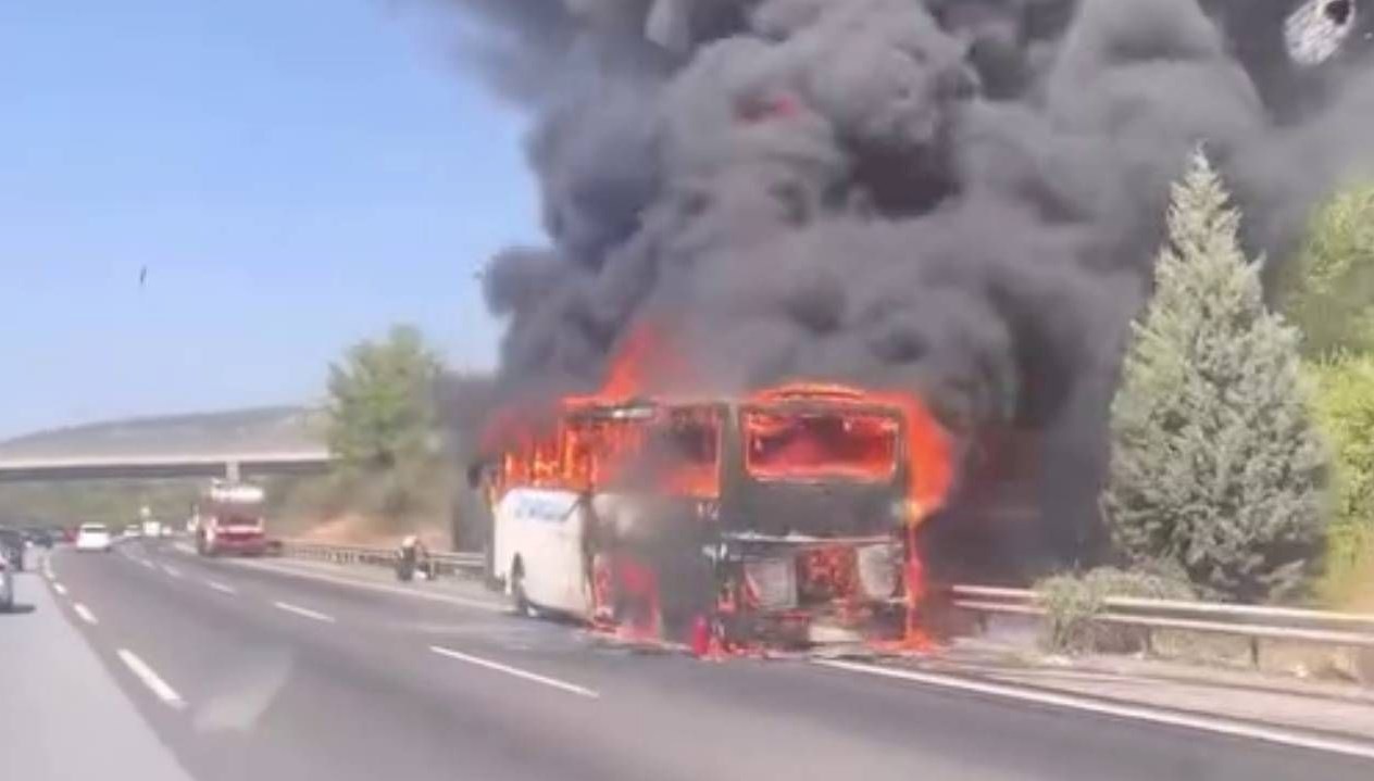 yolcu otobusu alev alev yandi faciadan donuldu hwFj1NLN