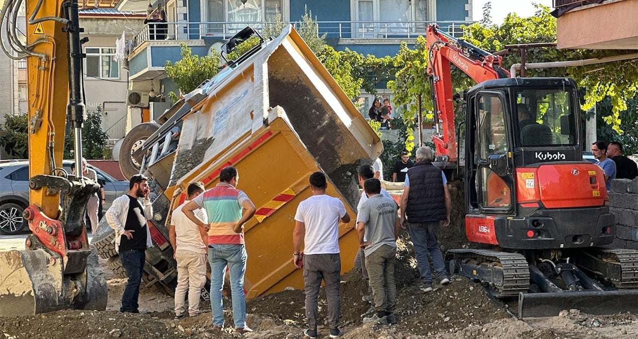 zemin coktu kamyon foseptige gomuldu 19X3kiiE