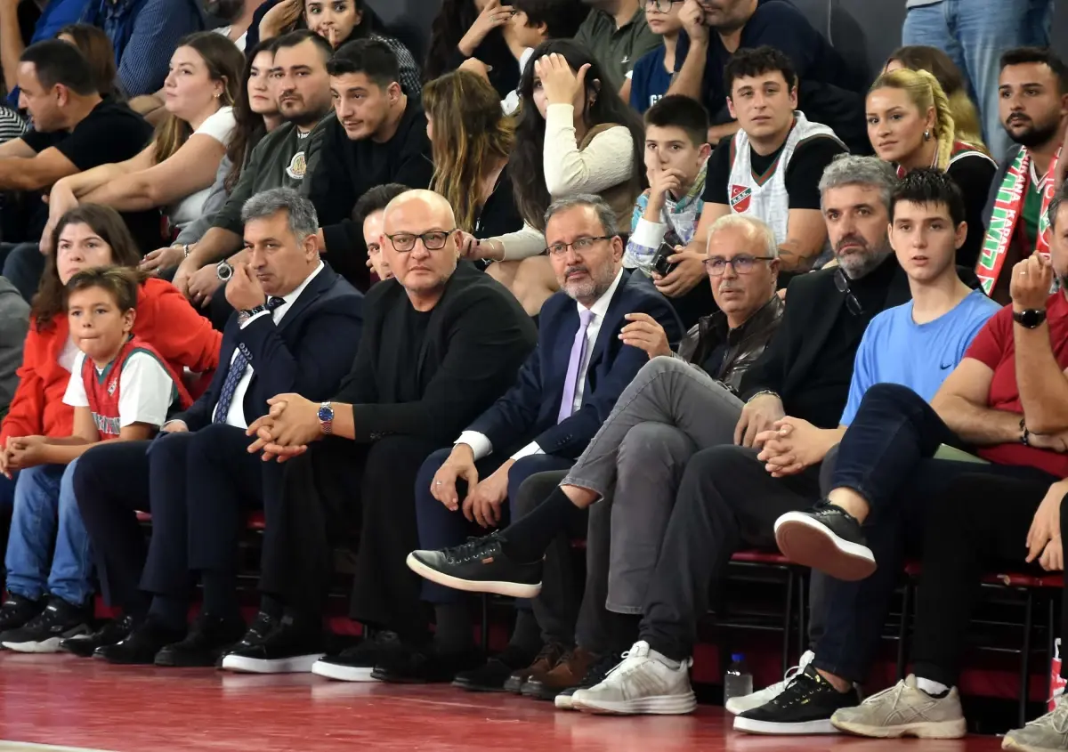 anadolu efes karsiyakayi yendi 8sCJJhTS.jpg
