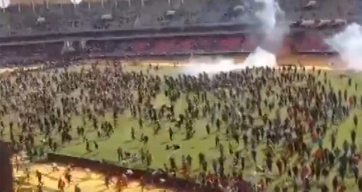 binlerce kisinin katildigi cenaze toreninde silahlar konustu cok sayida yarali var WFjGR8Dq.jpg