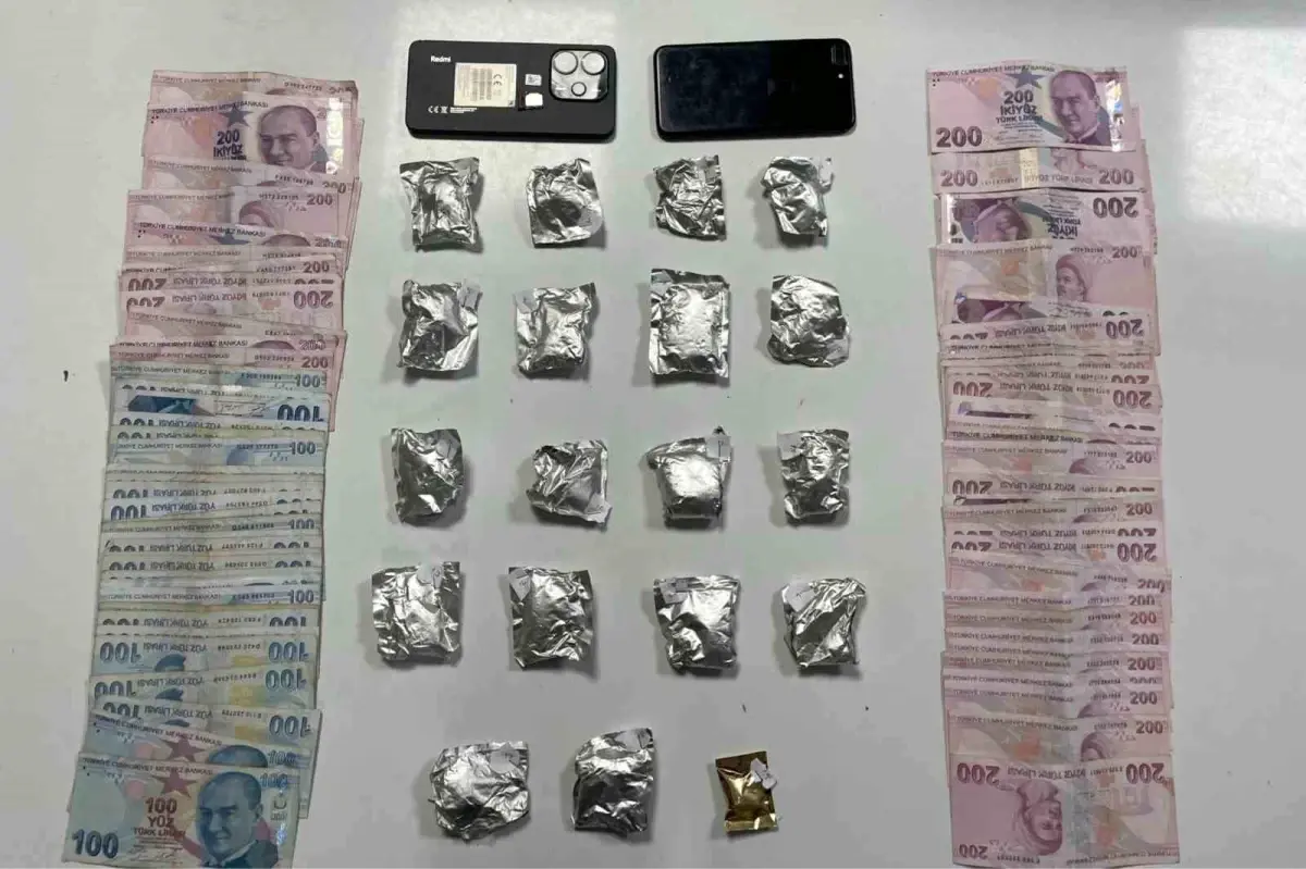 sislide polis uygulamasinda uyusturucu ve para ele gecirildi msdxv2HA.jpg