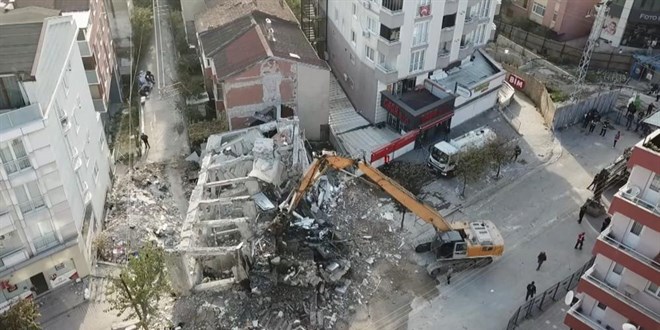 kocaelide 4 kisiye mezar olan binanin enkazi kaldiriliyor lrYNyXlL.jpg