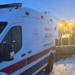 ambulansin-zorlu-yolculugu-kara-saplandi-MhByJmQs