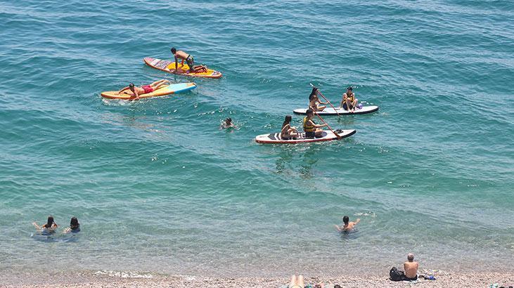 Antalya’da hissedilen sıcaklık 47 derece! Sahilde yoğunluk oluştu