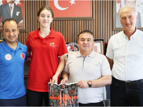 Il muduru demirden tvf spor lisesini kazanan sporcuya tebrik q8781Hb7