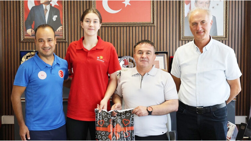 Il muduru demirden tvf spor lisesini kazanan sporcuya tebrik q8781Hb7