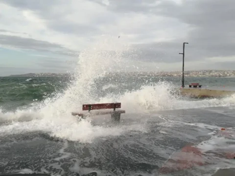 Istanbulda yuksek dalga alarmi 3 ilcede denize girmek yasaklandi YTGEdvTq